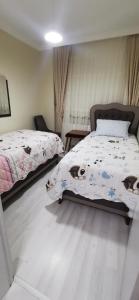 - une chambre avec 2 lits dans l'établissement Deniz manzaralı dublex daire, à Trabzon