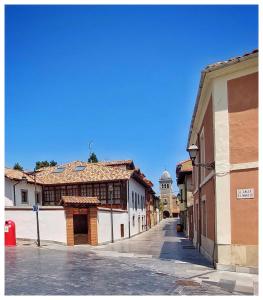 una strada vuota in una città con un edificio di Aticos La Riba a Luanco