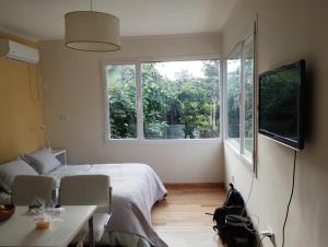 Μια τηλεόραση ή/και κέντρο ψυχαγωγίας στο Mel