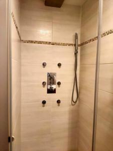 La salle de bains est pourvue d'une douche avec une porte en verre. dans l'établissement Mont Blanc - locations de charme, à Beaurainville
