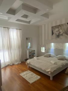 Dormitorio con cama y póster de 2 mujeres en b&b by family L&G, en Vibo Valentia Marina