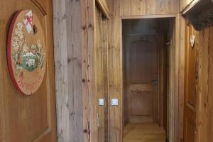 een hal met houten wanden en een deur in een kamer bij Mon refuge face au Mont Blanc in Saint-Gervais-les-Bains +22 foto's