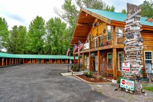 um grande parque de estacionamento em frente a uma cabana de madeira em Alpine Lodge Hotel em Cascade