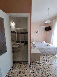 Postel nebo postele na pokoji v ubytování La terrazza del Sole Guest House