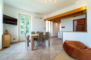 uma cozinha e sala de jantar com mesa e cadeiras em Green House Regatola by Wonderful Italy em Bellagio