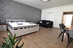 - une chambre avec un lit et un salon dans l'établissement Ubytování Bowling, à Velké Pavlovice