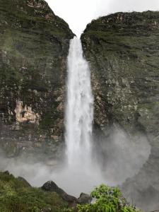 una cascada al lado de un acantilado en CHALÉS MARICOTA, en Vargem Bonita