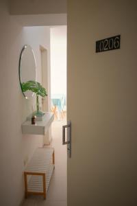 uma porta que conduz a um quarto com uma planta em vasos em Departamento Premium con cochera y piscina em Bahía Blanca