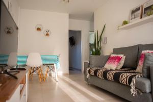 sala de estar con sofá y mesa en Departamento Premium con cochera y piscina en Bahía Blanca
