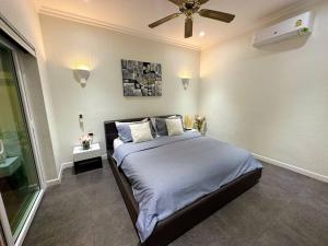 une chambre avec un lit et un ventilateur de plafond dans l'établissement View Talay Villas - Luxury, 1 Bedroom - private pool villa, 500m from Jomtien beach - VTV 170, à Jomtien Beach 37 autres photos