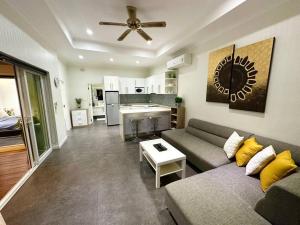 Il comprend un salon avec un canapé et une cuisine. dans l'établissement View Talay Villas - Luxury 1BR pool villa nr beach - VTV 170, à Jomtien Beach
