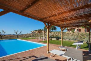 una piscina al aire libre con techo de madera en Villa Grene - Homelike Villas, en Grosseto