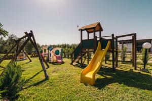 um parque com parque infantil com escorrega em Agriturismo il Laghetto em Grosseto