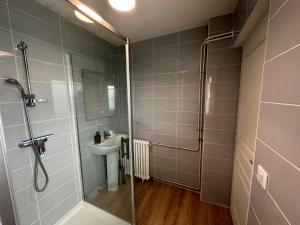 ein Bad mit einer Dusche und einem Waschbecken in der Unterkunft 4 Chambres - Grande Maison - Parking - Jardin in Amiens