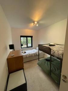 1 Schlafzimmer mit 2 Etagenbetten und einem Fenster in der Unterkunft Stunning 5 Bed Modern House Sandbanks Area in Parkstone