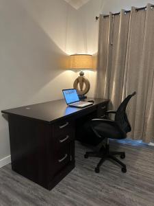 biurko z laptopem i krzesłem w pokoju w obiekcie Brand New Cute Home in Odessa near Midland w mieście Odessa