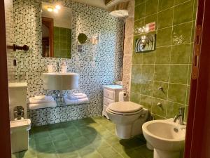 a bathroom with a toilet and a sink at La quercia B&B in Abbateggio