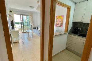 pokój z kuchnią i salonem w obiekcie Buena vista, apartamento en la playa Finestrat w mieście Cala de Finestrat