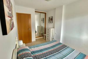 sypialnia z łóżkiem z kołdrą w obiekcie Buena vista, apartamento en la playa Finestrat w mieście Cala de Finestrat