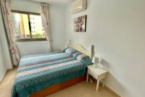 mała sypialnia z łóżkiem i oknem w obiekcie Buena vista, apartamento en la playa Finestrat w mieście Cala de Finestrat