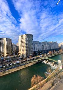 un puente sobre un río en una ciudad con edificios en River View - Old City Apartment en Bucarest