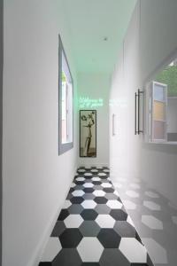um quarto com um piso xadrez preto e branco em Al 4 Piano em Nápoles