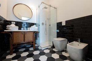 uma casa de banho com um chuveiro, um WC e um espelho. em Al 4 Piano em Nápoles