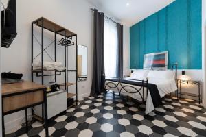 una camera con un letto e un pavimento a scacchi di Al 4 Piano a Napoli