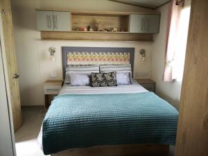 a bedroom with a large bed in a room at Lake Escape - Hoburne Cotswolds in South Cerney +39 photos
