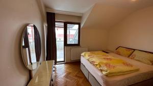 een slaapkamer met een bed, een spiegel en een raam bij Large Duplex Penthouse - 5 Rooms - 2 Bathrooms - SeaView - Hagia Sophia in Trabzon