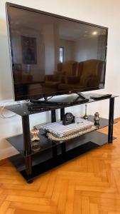 una sala de estar con una gran TV en una mesa en Large Duplex Penthouse - 5 Rooms - 2 Bathrooms - SeaView - Hagia Sophia en Trebisonda