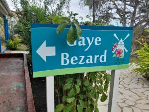 a sign for a driveway beard in front of a house at Au Village de Menard in Saint-Louis