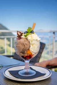 un postre en un vaso sobre una mesa en The Swiss Paradise 1 Penthouse apartment, en Wirzweli