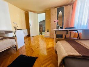 1 dormitorio con 2 camas y suelo de madera en House365, en Koper