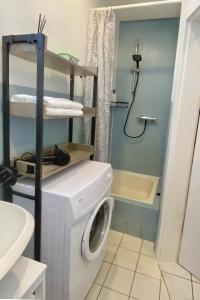 Et badeværelse på Ruhiges Naturparadies für 4 mit Küche Schreibtisch und Boxbett + 16 billeder