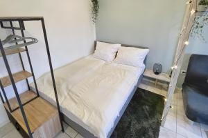 a small room with a bed and a ladder at Ruhiges Naturparadies für 4 mit Küche Schreibtisch und Boxbett in Wetter