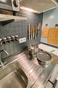 Køkken eller tekøkken på Ruhiges Naturparadies für 4 mit Küche Schreibtisch und Boxbett