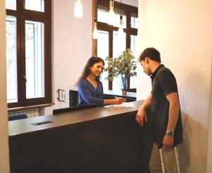 Ronces Hostel في بامبلونا: رجل وامرأة يقفان في مكتب
