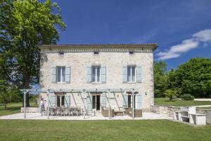 Bangunan di mana terletaknya vila ini