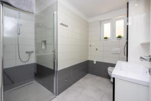 ドラマリにあるApartments Lunaのシャワー、トイレ、洗面台を備えたバスルーム +48枚の写真