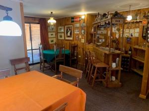 uma sala de jantar com mesa e cadeiras e uma sala com mesa em Cabaña en Termas de Chillán em Pinto