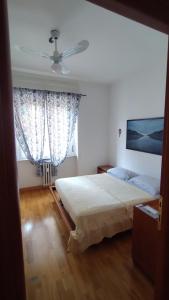een slaapkamer met een groot bed en 2 ramen bij Centro e porto in Livorno