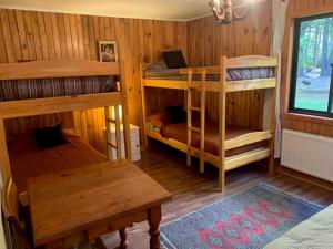 um quarto com 2 beliches e uma mesa em Cabaña en Termas de Chillán em Pinto
