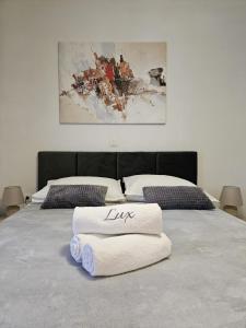- une chambre avec 2 serviettes blanches sur un lit dans l'établissement Apartment Lux Zadar, à Zadar