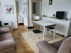 ein Wohnzimmer mit einem weißen Tisch und Stühlen in der Unterkunft Casa Manuel in Toldaos