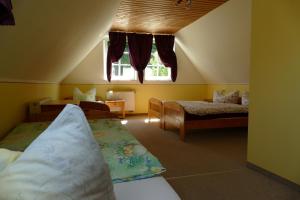 a bedroom with two beds and a window at No.5 - Ferienwohnung Schkade in Kleingießhübel