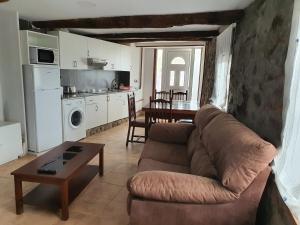 ein Wohnzimmer mit Sofa und Tisch in der Unterkunft Casa Manuel in Toldaos