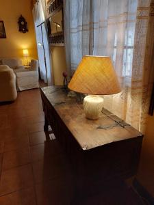 a lamp on a table in a living room at Ruta Del Aguila alojamiento turístico de calidad in Santa María de la Alameda