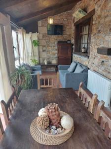 una mesa de madera en una sala de estar con sofá en Ruta Del Aguila alojamiento turístico de calidad en Santa María de la Alameda