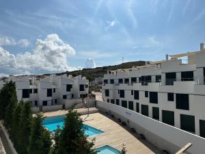 Vista arial de um edifício com piscina em MARINA 24 by SOM Menorca em Fornells
